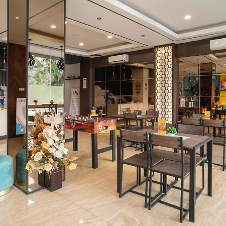 Sans Hotel Kupang Indah Surabaya By Reddoorz Exterior photo