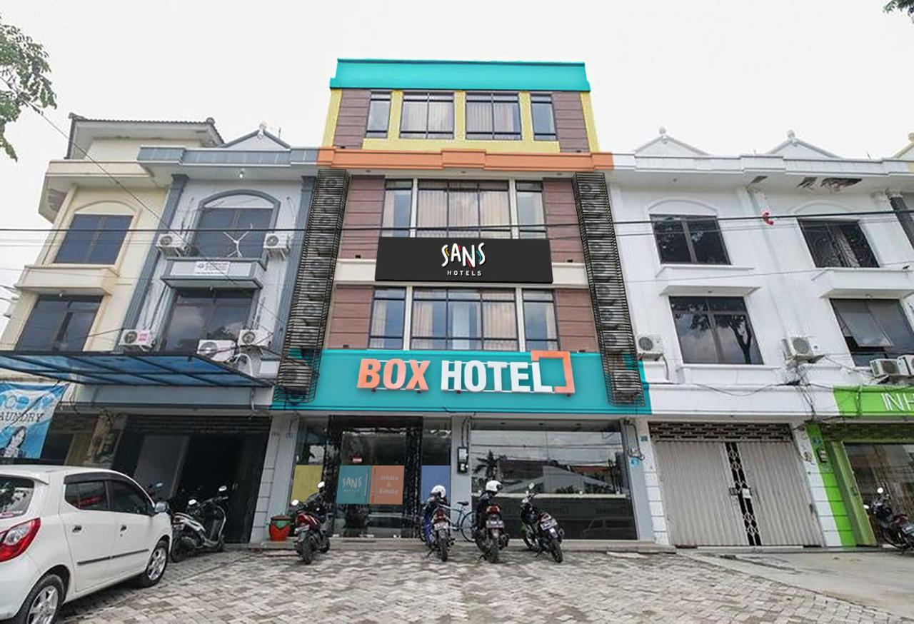 Sans Hotel Kupang Indah Surabaya By Reddoorz Exterior photo