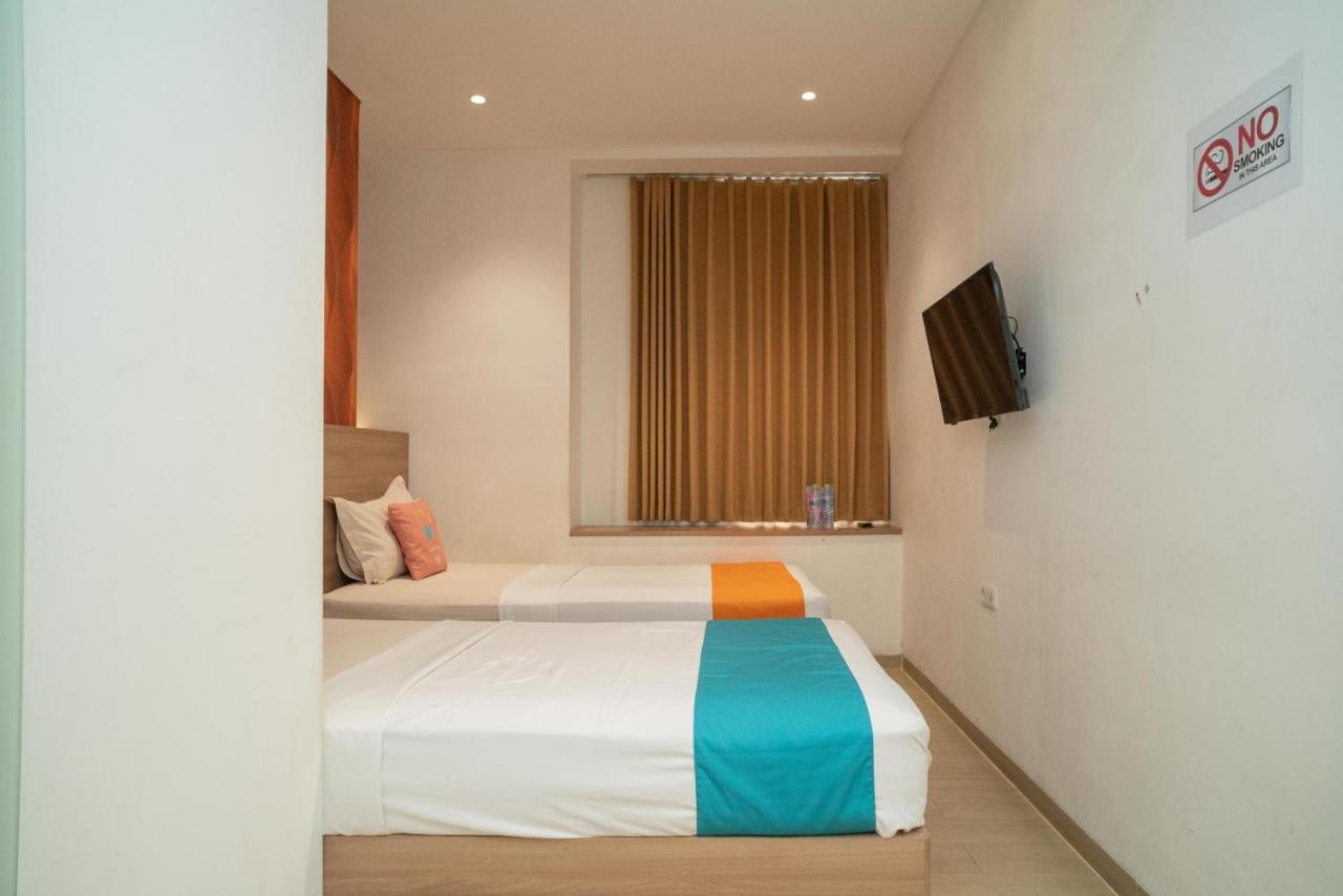 Sans Hotel Kupang Indah Surabaya By Reddoorz Exterior photo