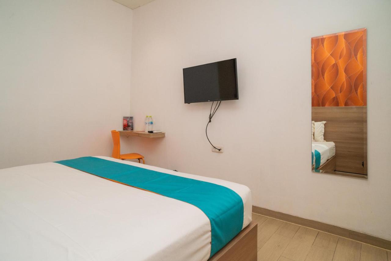 Sans Hotel Kupang Indah Surabaya By Reddoorz Exterior photo