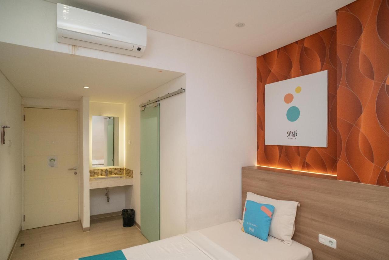 Sans Hotel Kupang Indah Surabaya By Reddoorz Exterior photo