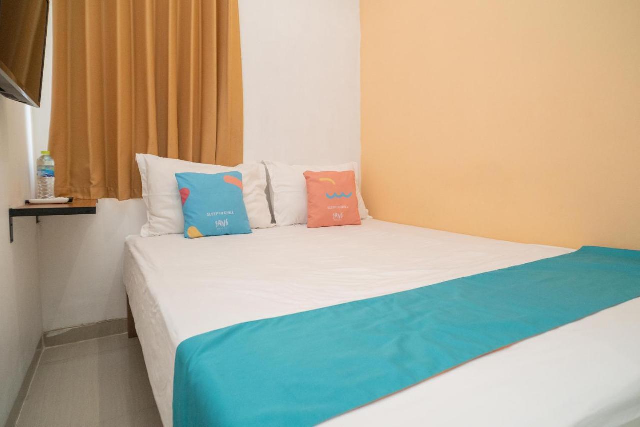 Sans Hotel Kupang Indah Surabaya By Reddoorz Exterior photo