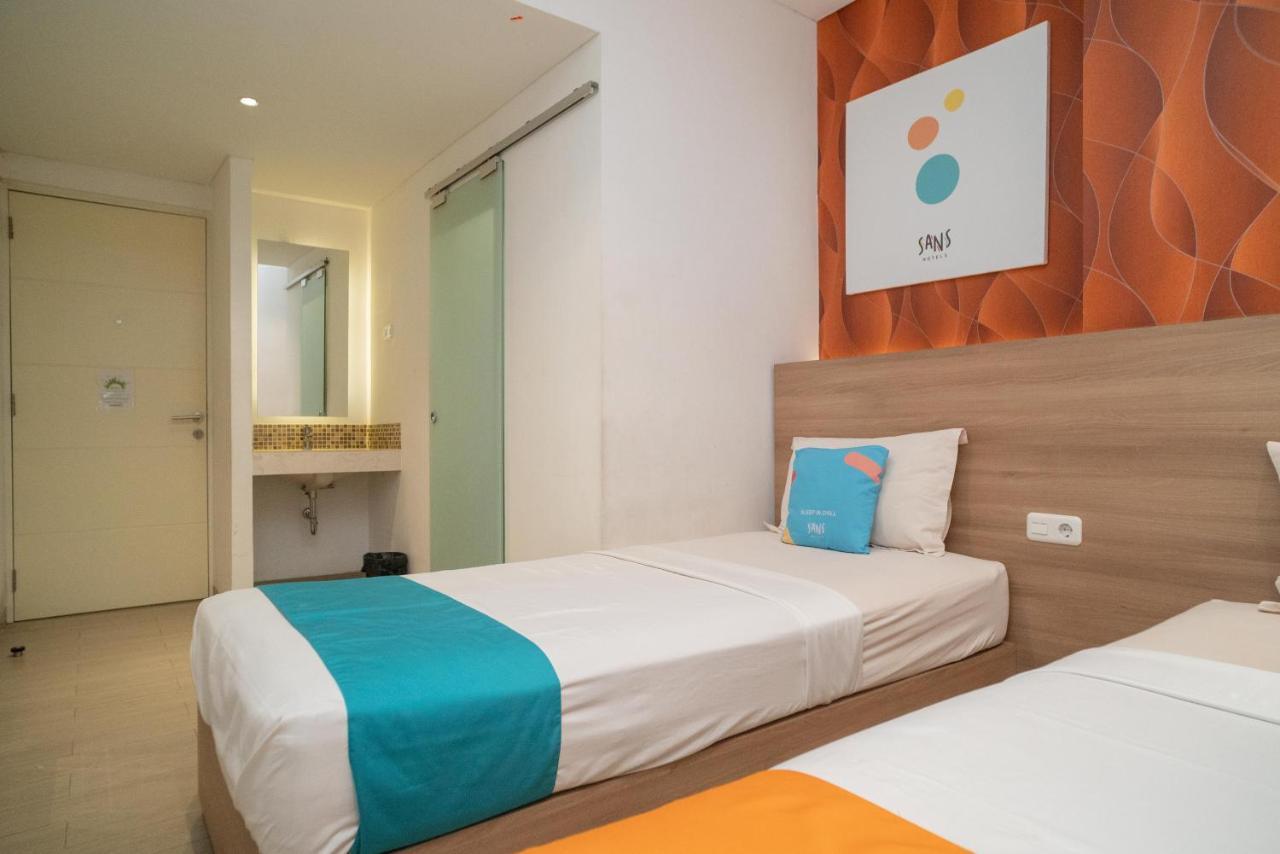 Sans Hotel Kupang Indah Surabaya By Reddoorz Exterior photo