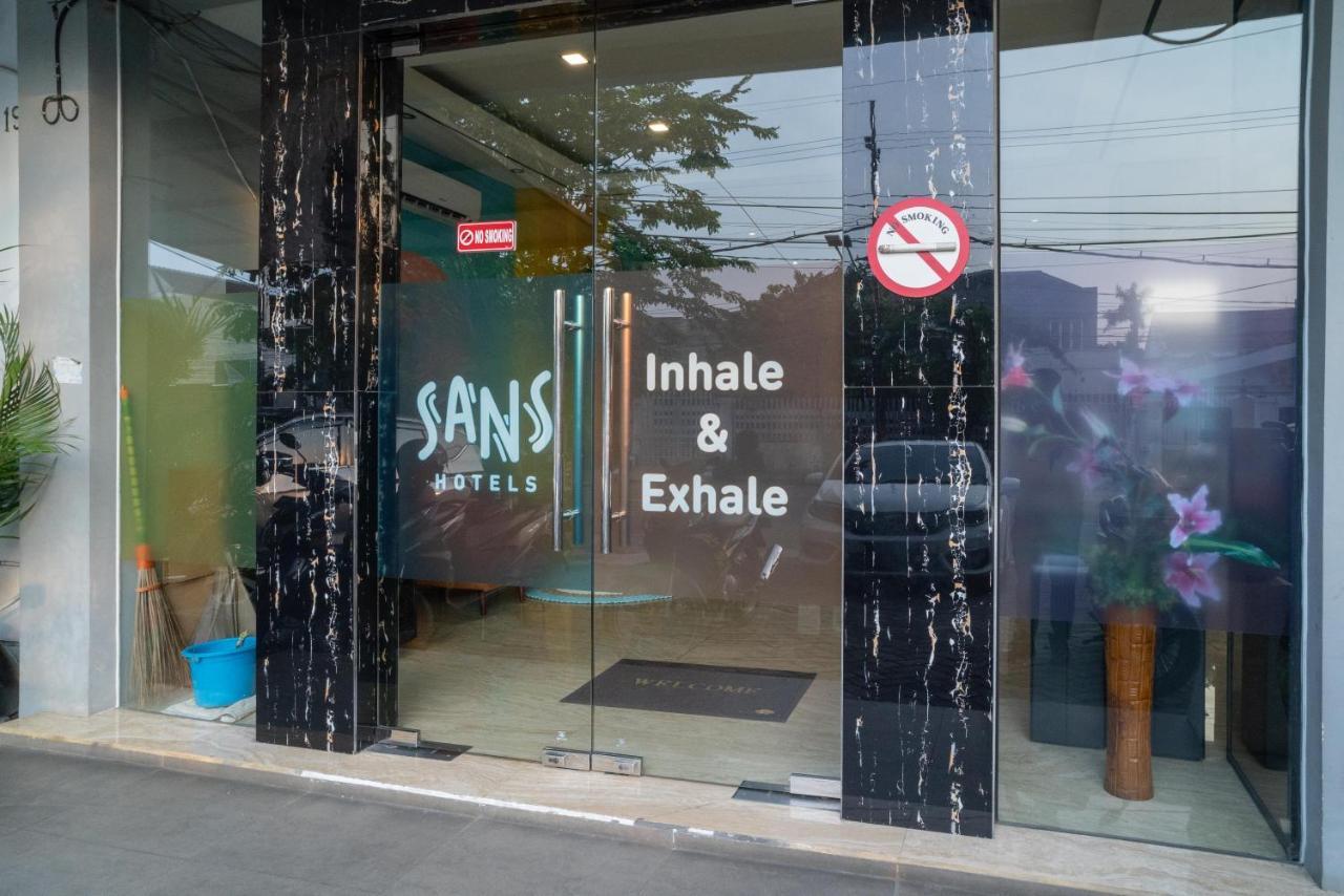 Sans Hotel Kupang Indah Surabaya By Reddoorz Exterior photo