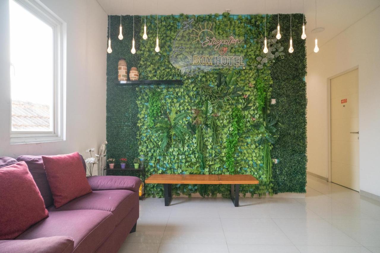 Sans Hotel Kupang Indah Surabaya By Reddoorz Exterior photo