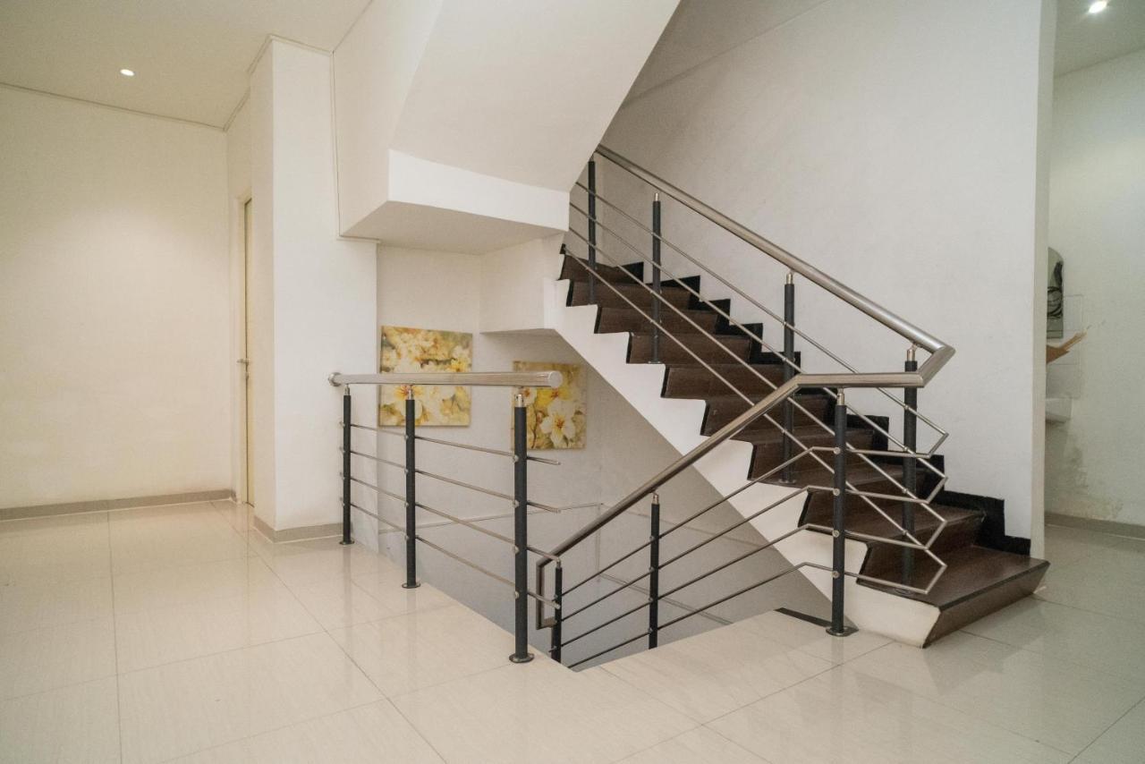 Sans Hotel Kupang Indah Surabaya By Reddoorz Exterior photo