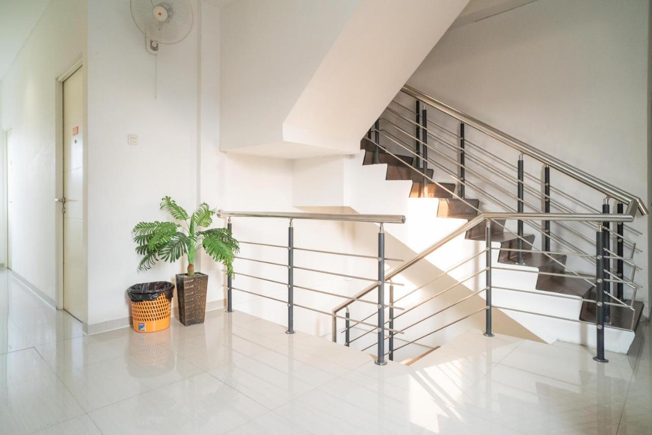 Sans Hotel Kupang Indah Surabaya By Reddoorz Exterior photo
