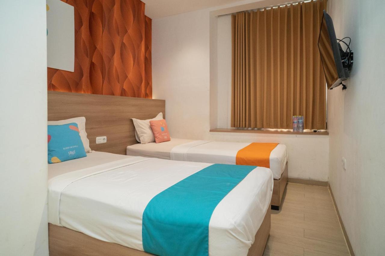 Sans Hotel Kupang Indah Surabaya By Reddoorz Exterior photo
