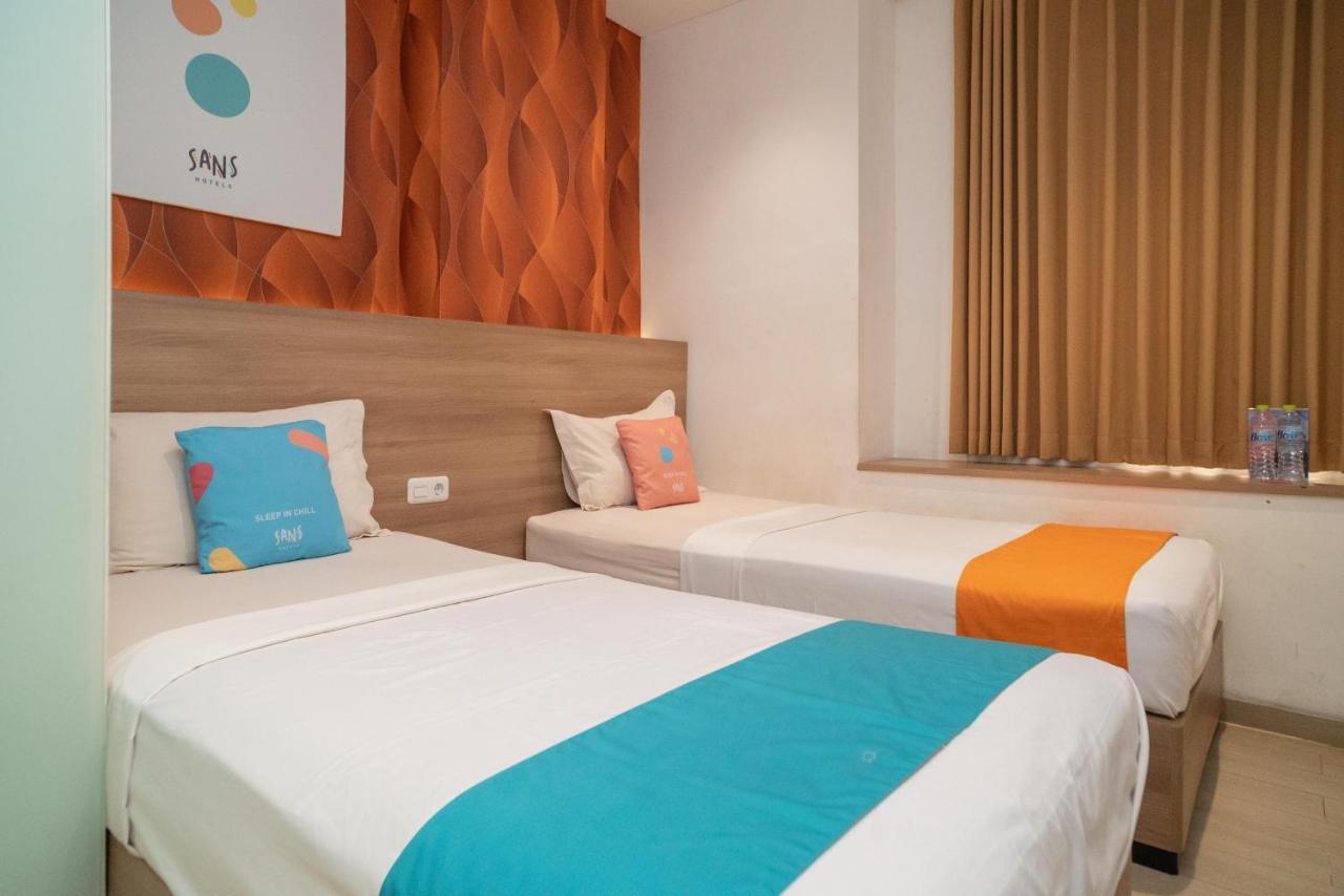 Sans Hotel Kupang Indah Surabaya By Reddoorz Exterior photo