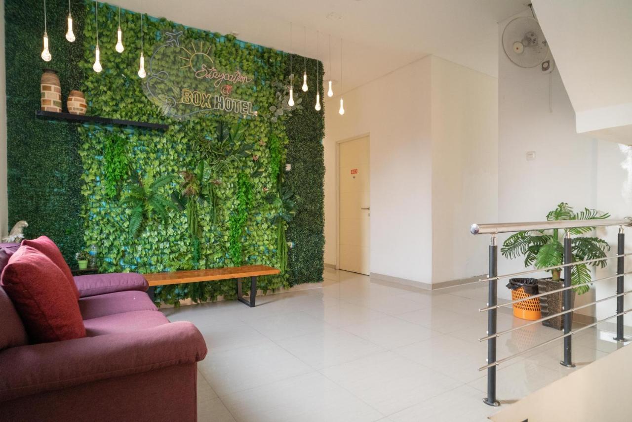 Sans Hotel Kupang Indah Surabaya By Reddoorz Exterior photo