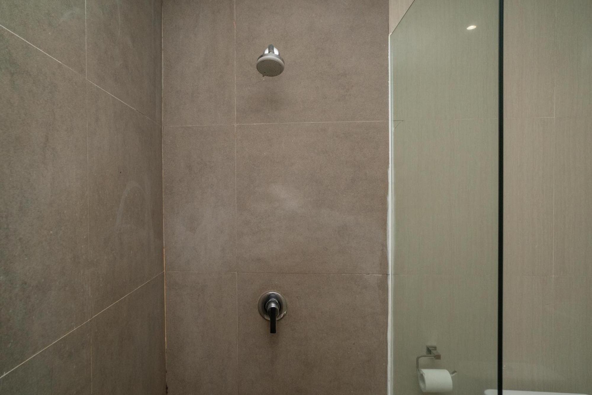 Sans Hotel Kupang Indah Surabaya By Reddoorz Exterior photo
