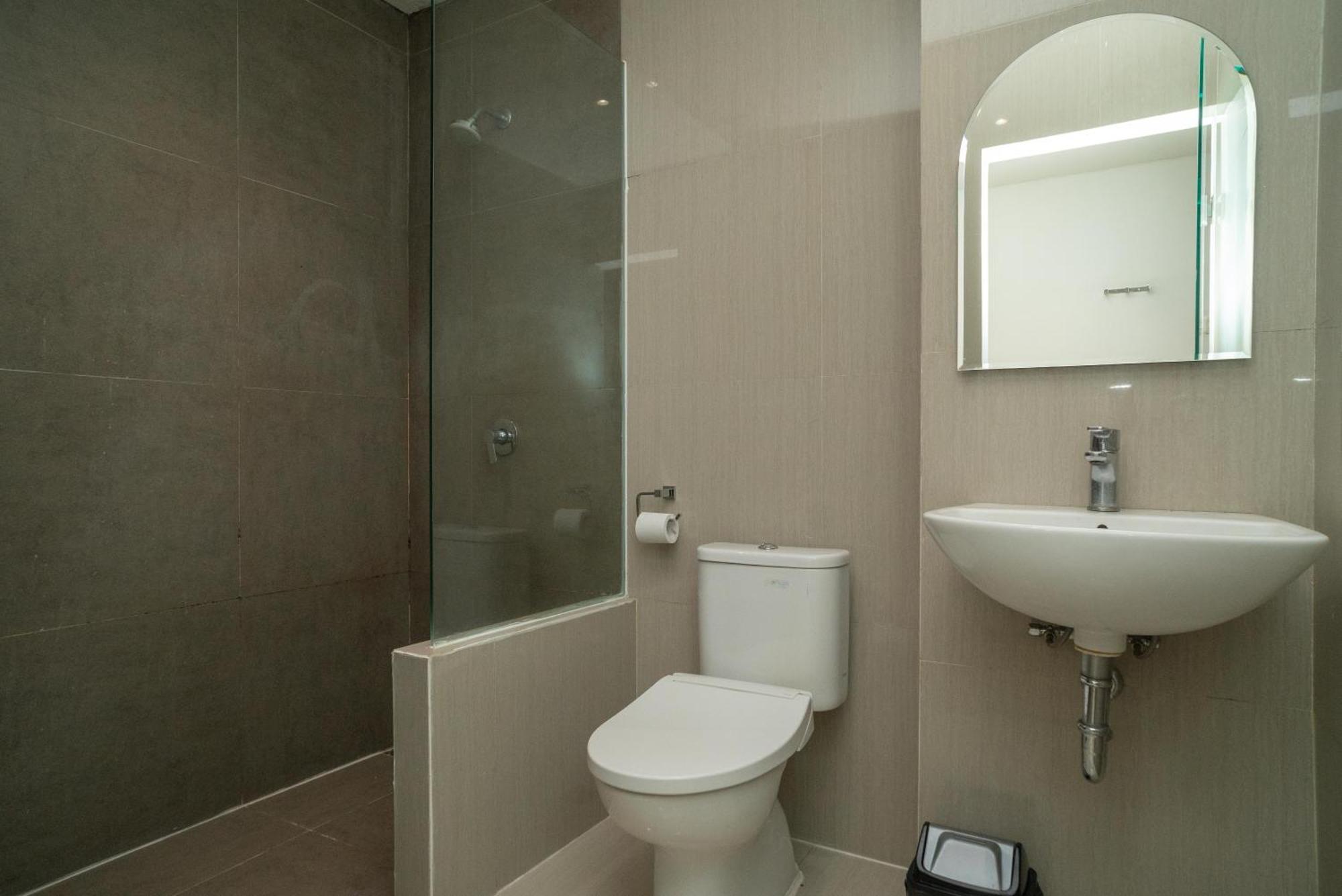 Sans Hotel Kupang Indah Surabaya By Reddoorz Exterior photo